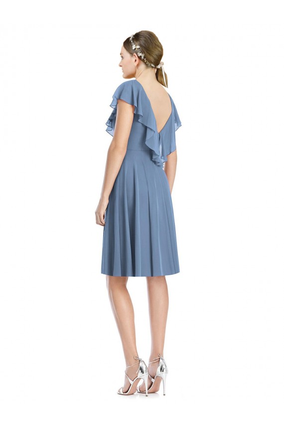Desconto Azul Empoeirado Linha A Decote V Mangas Curtas Comprimento Cocktail Vestidos de Madrinha