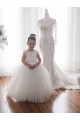 Desconto Marfim Vestido de Baile Barco Sem Mangas Comboio Capela Longo Tule & Renda Vestidos para Meninas de Flores